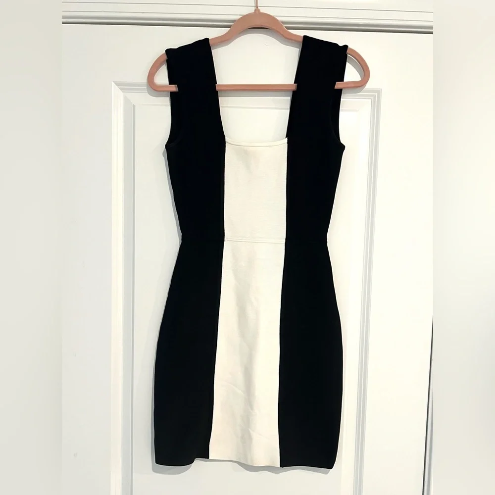 BCBGMAXAZRIA "Tamira" Bodycon Dress. Size S. Black & White Zip Up Back. - Picture 4 of 6